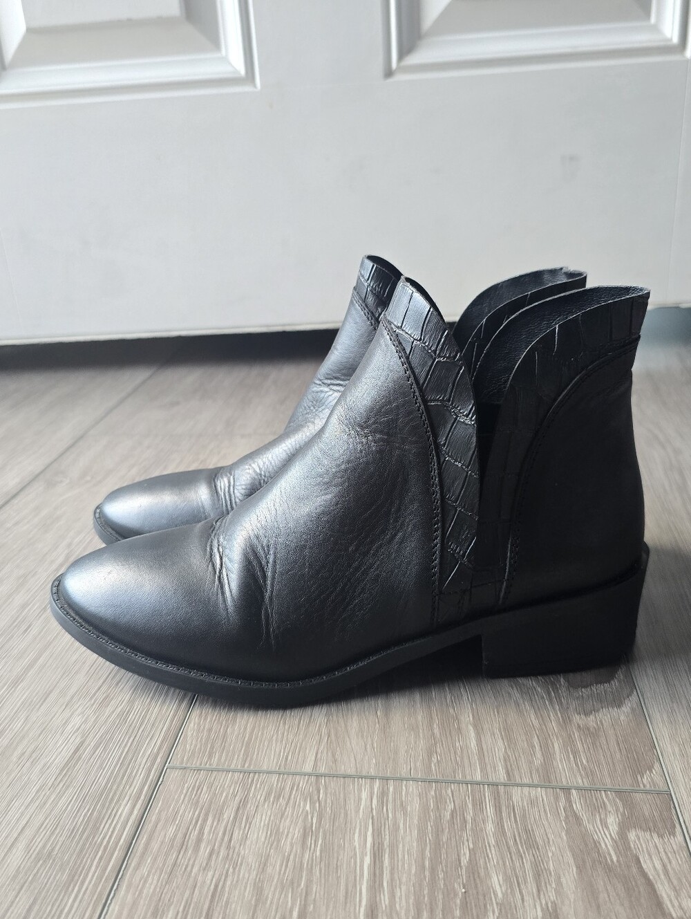 Steve Madden Crayn Black Leather Ankle Boots V Cut Croc Trim Booties Size 8.5